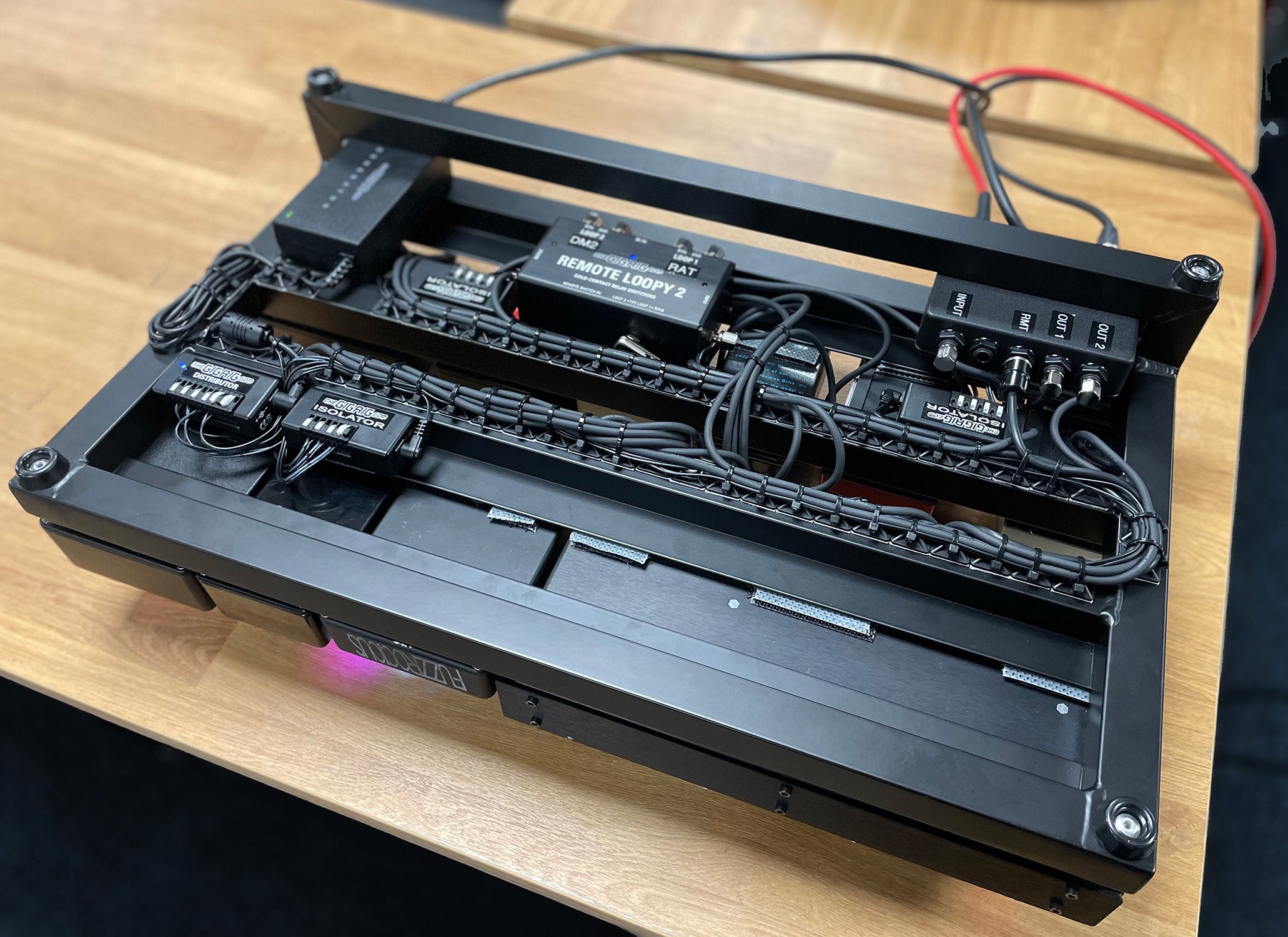 Pedaltrain pedalboard neatly assembled using cable ties and cable tie bases featuring The GigRig Modular Power supply